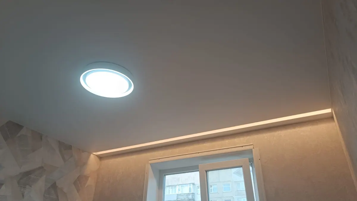 Кухня с глянцевым потолком