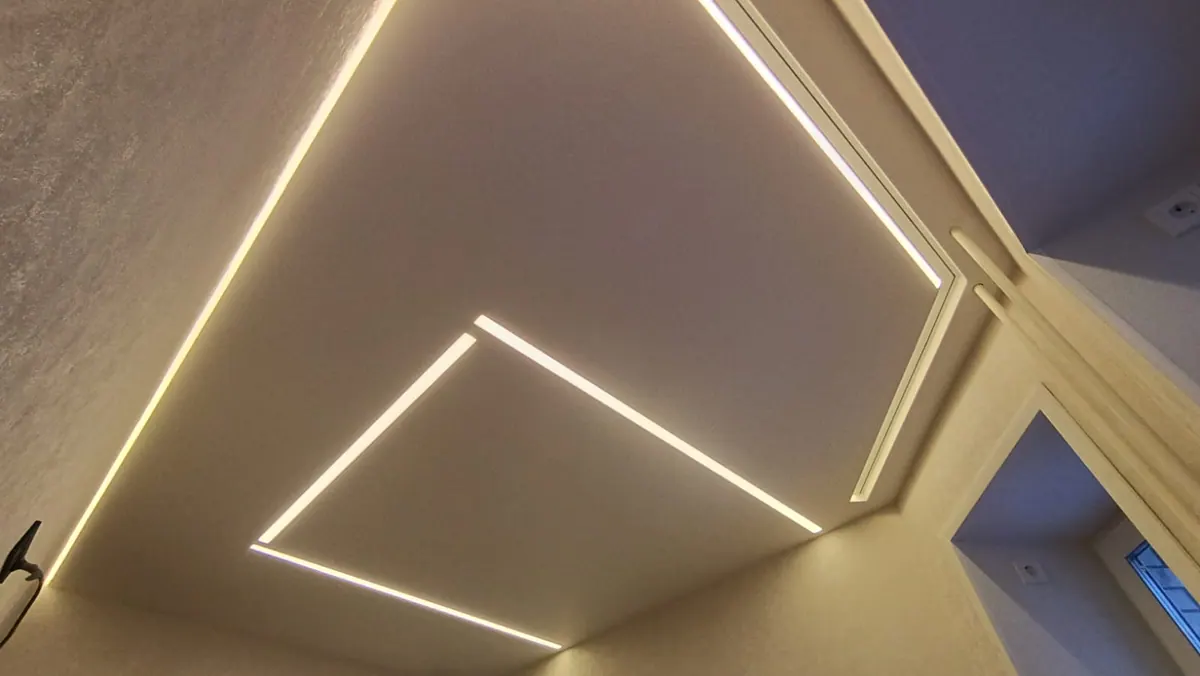 Зал с LED-подсветкой